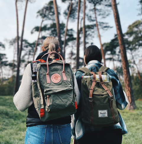 Menschen im Wald beim wandern
