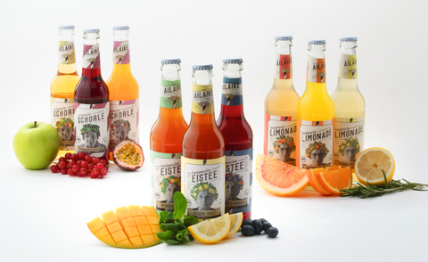 Flaschenmix mit Obst arrangiert
